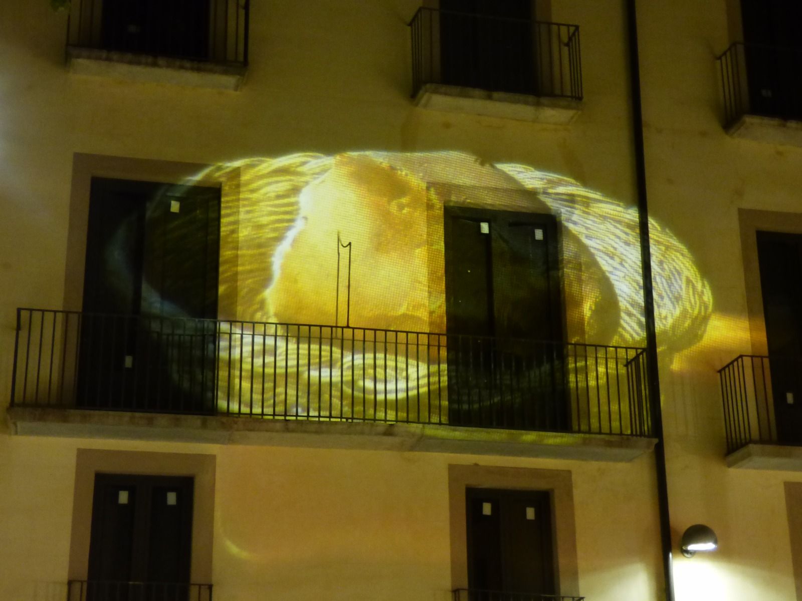 Dalí il·lumina les façanes de Figueres