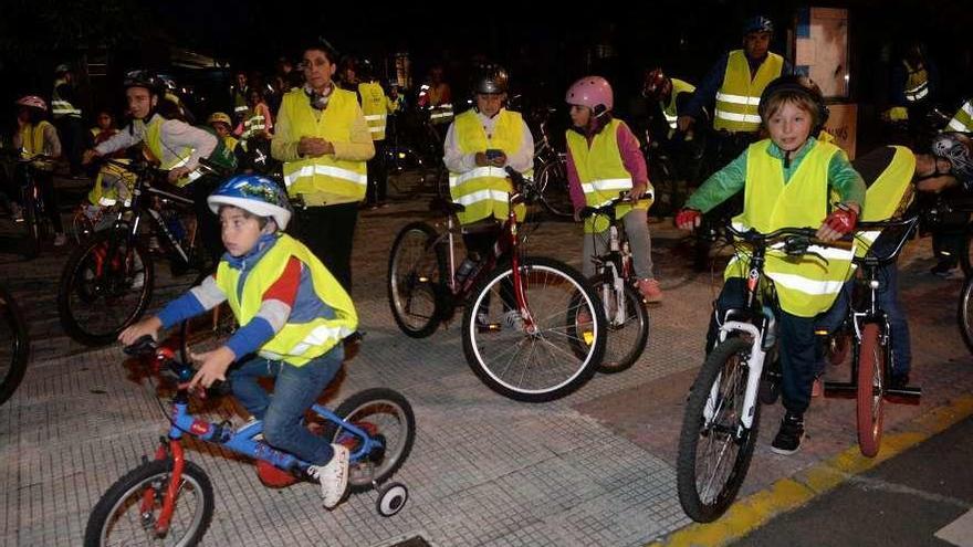 Una edición anterior de los paseos nocturnos que organiza el colectivo Arousa en Bici. // Noé Parga