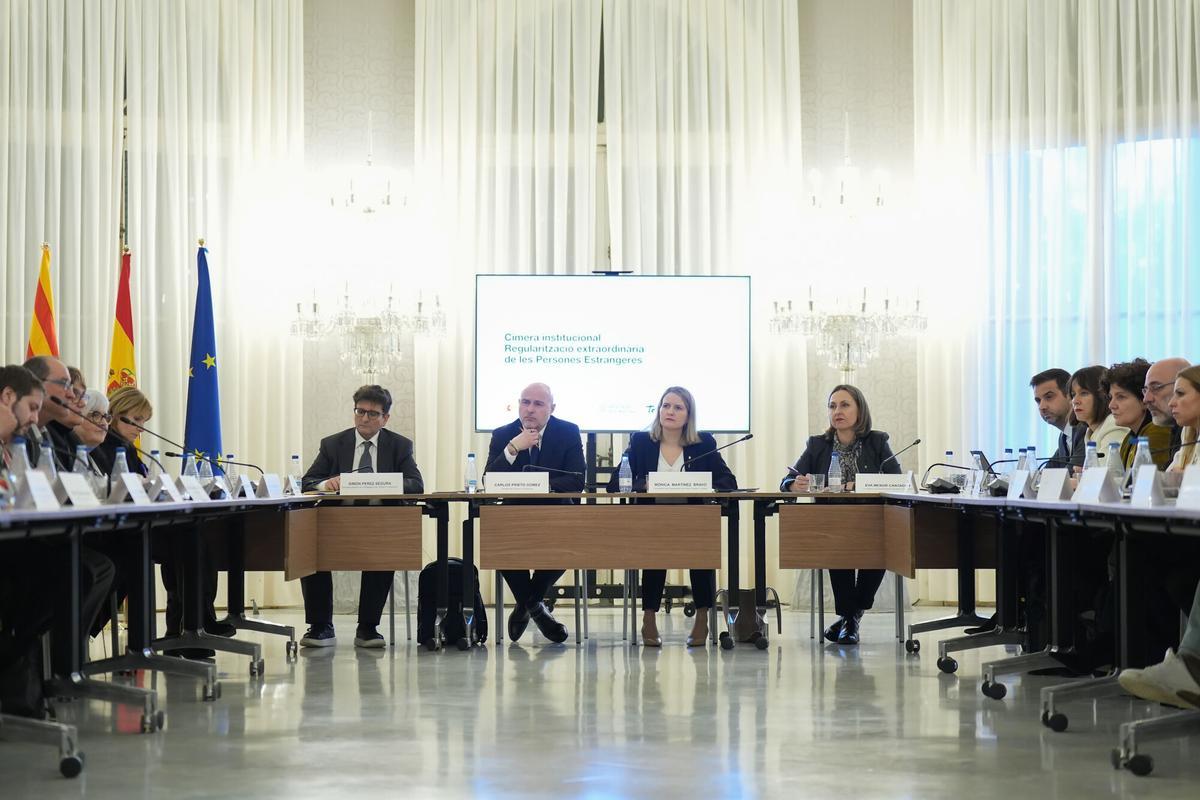 (2I-D) El delegado del Gobierno en Catalunya, Carlos Prieto; la consellera de Derechos Sociales, Mònica Martínez Bravo y la consellera de Igualdad y Feminismo, Eva Menor, durante un encuentro sobre la regularización extraordinaria de migrantes, a 4 de febrero de 2026, en Barcelona, Cataluña (España). Cataluña ha cifrado en más de 150.000 las personas que podrían beneficiarse de este proceso de regularización, 24.000 de ellas en Barcelona. 04 FEBRERO 2026;CATALUNYA;REGULARIZACIÓN;INMIGRANTES;MIGRANTES; David Zorrakino / Europa Press 04/02/2026. Carlos Prieto;Mònica Martínez Bravo;Eva Menor;David Zorrakino;category_code_new