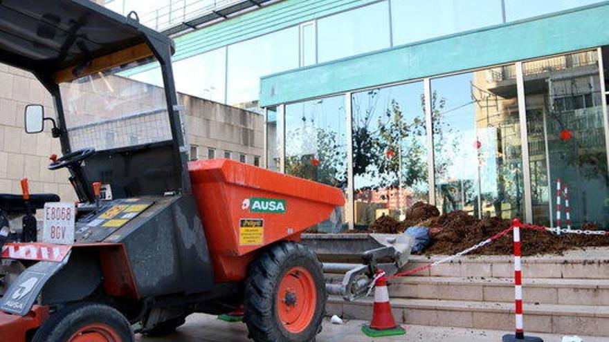 Bosses de fems omplen l&#039;entrada dels jutjats de Figueres amb una creu groga