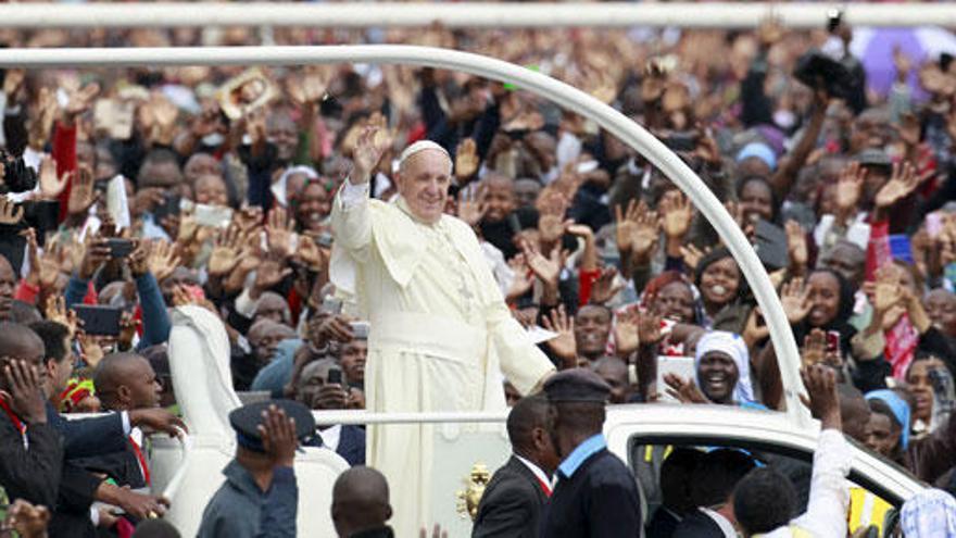 El Papa durante su misa en Kenia.