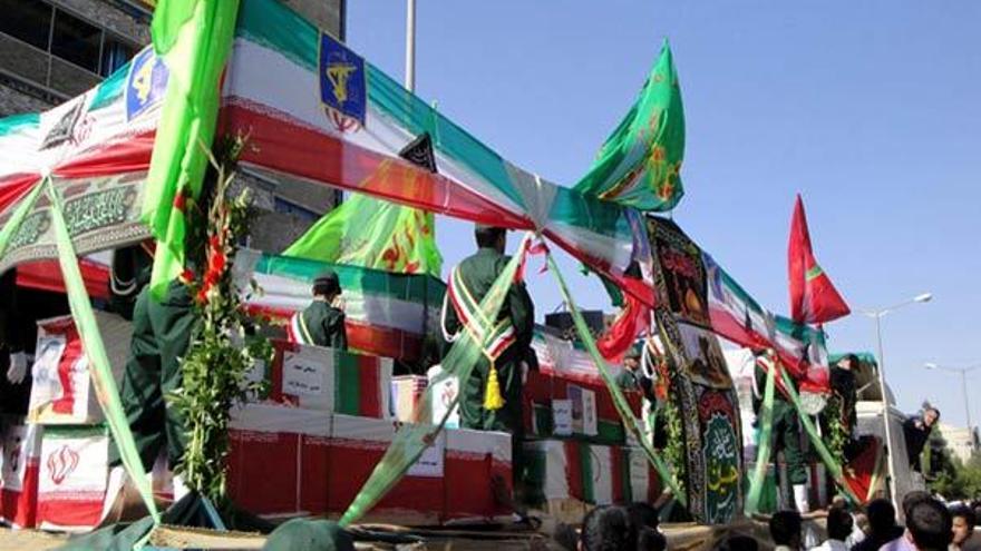 Un camión transporta los féretros de las víctimas del atentado, durante los funerales en Zahedan.  // Efe