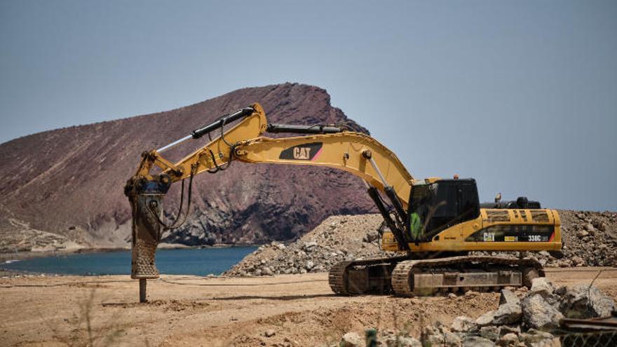 Ecologistas denuncian ilegalidad en la obra del hotel en La Tejita