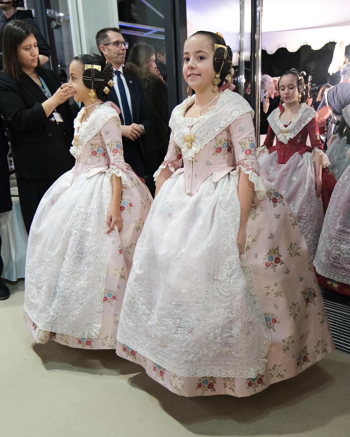 Manteleta segundo traje oficial de la Corte Infantil.