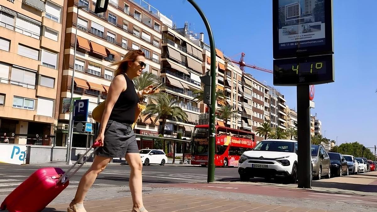 Una turista pasea en un día de calor en Córdoba.