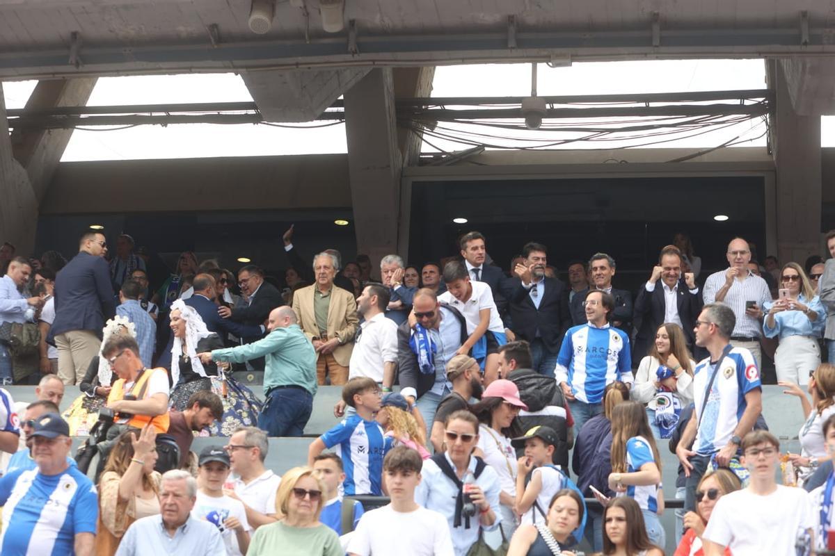 Los jugadores celebrando en el ascenso en el campo
