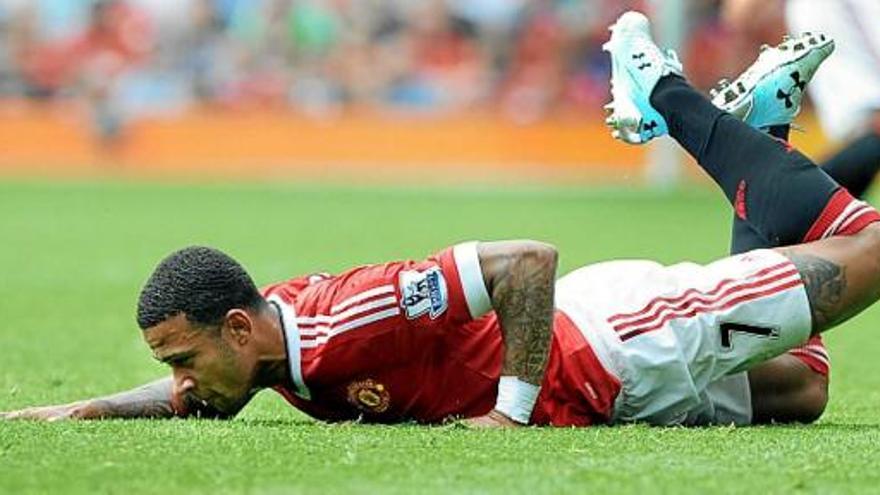 Memphis Depay lamenta una ocasió fallada ahir a Old Trafford