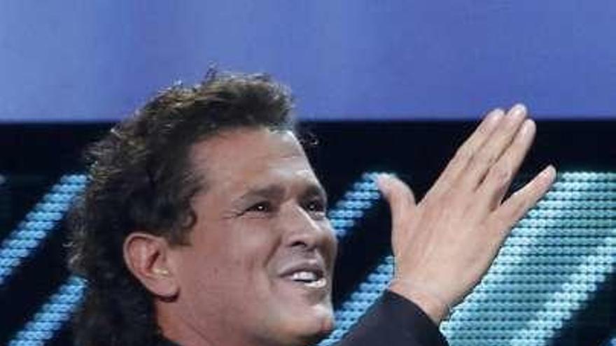 El cantante Carlos Vives rinde homenaje al club Chapecoense en uno de sus conciertos