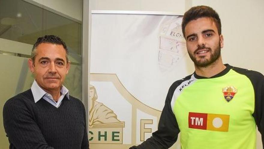 Pelayo  y Diego García se dan la mano tras firmar la renovación del centrocampista
