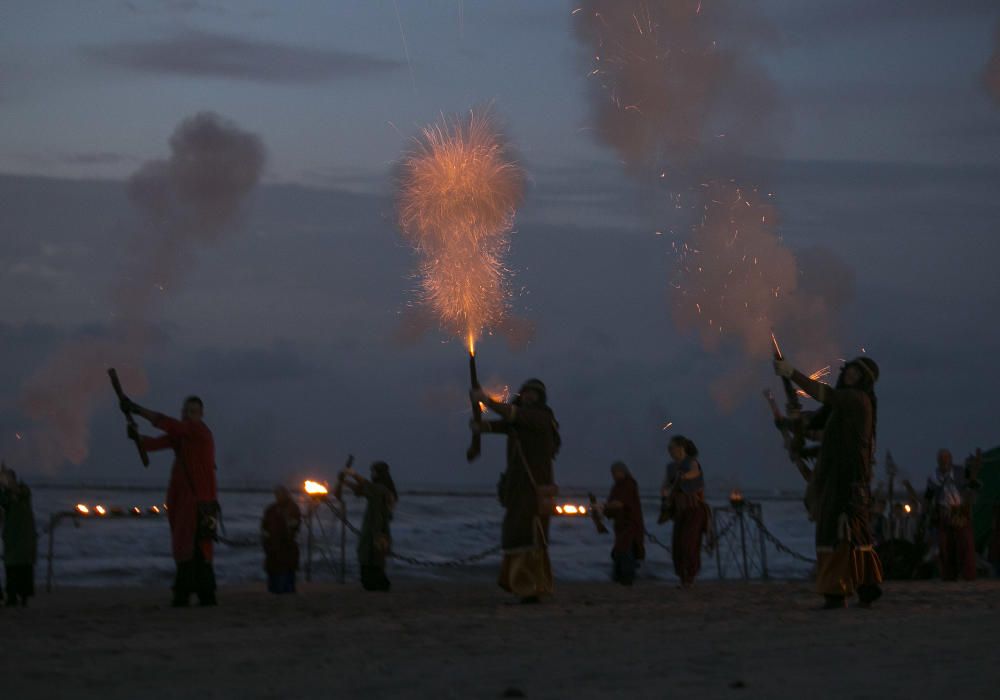 Un espectacular Desembarco al alba da inicio a los Moros y Cristianos en El Campello