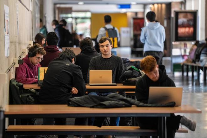 Ambiente en el campus de la Universitat Autònoma de Barcelona, en Cerdanyola del Vallès, el 18 de marzo de 2025.