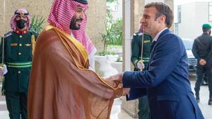 El príncipe heredero saudí, Mohamed Bin Salman, recibe en Jeda al presidente de Francia, Emmanuel Macron.