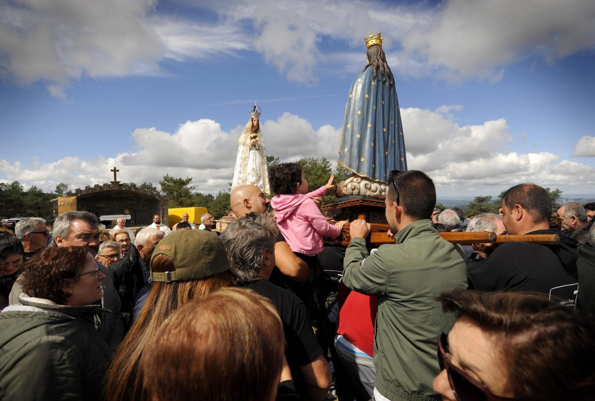 Día grande de la romería de O Faro, el monte en el que se unen las comarcas de Chantada y O Deza