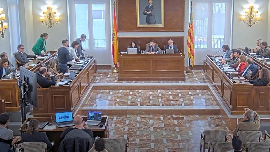 Momento en el que los ediles y edilas del PP se levantan para marcharse