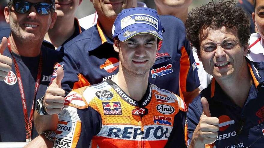 Pedrosa, junto con sus compañeros de equipo, tras lograr la &quot;pole&quot;. // Efe