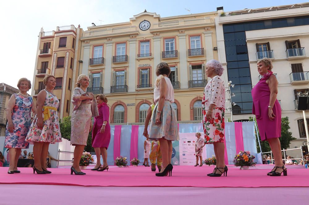 La Pasarela de Moda de la Semana del Mayor ha tenido como protagonistas a 132 modelos de entre 55 y 80 años, que han desfilado en la plaza de La Constitución.