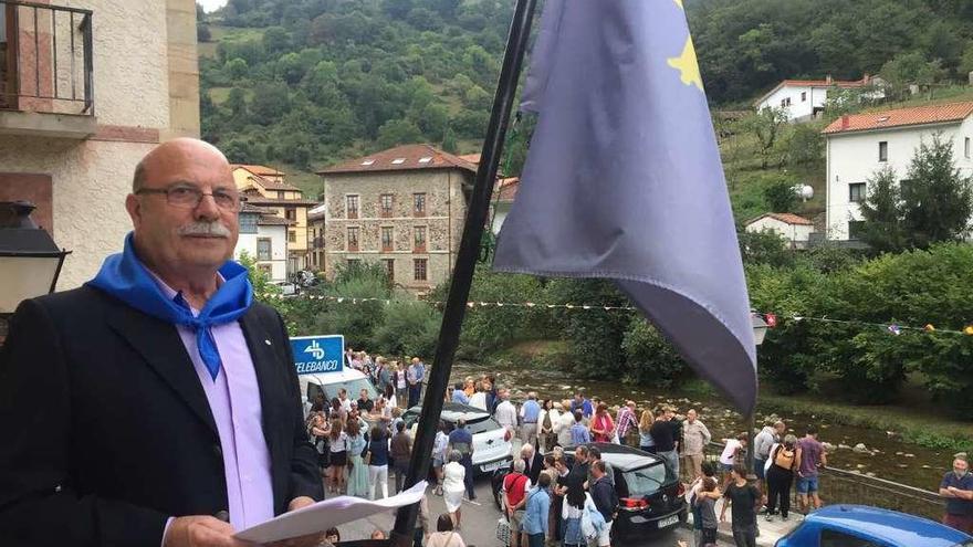 José Antonio Cuevas, ayer, durante la lectura del pregón de San Antonio en Belmonte de Miranda.