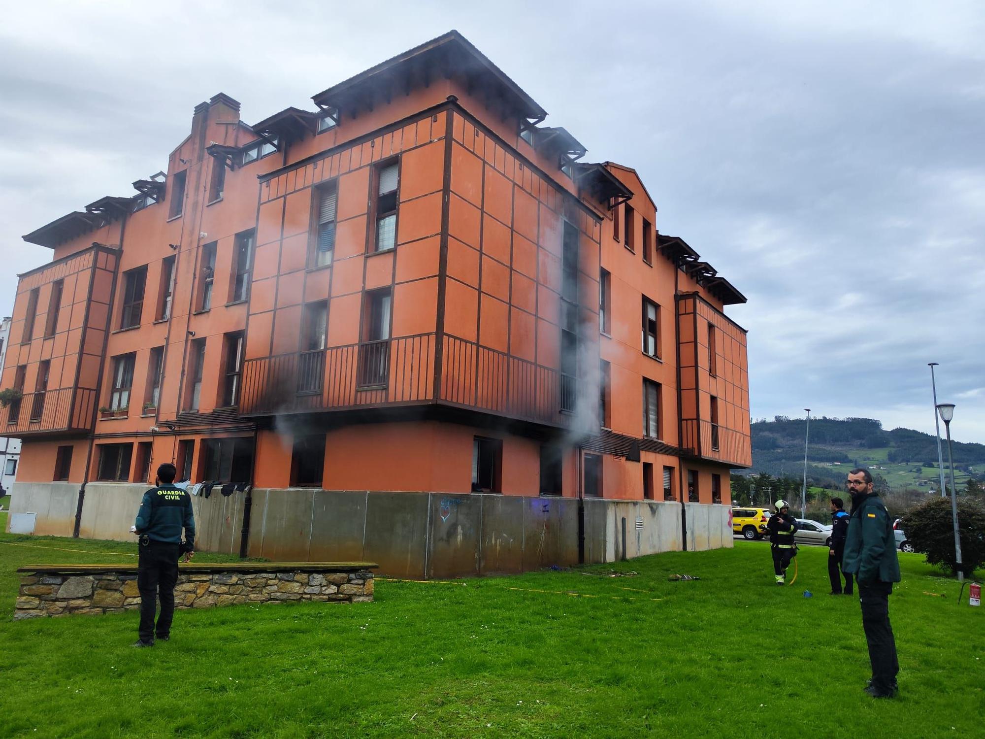 Un incendio obliga a desalojar un bloque de protección oficial en Villaviciosa