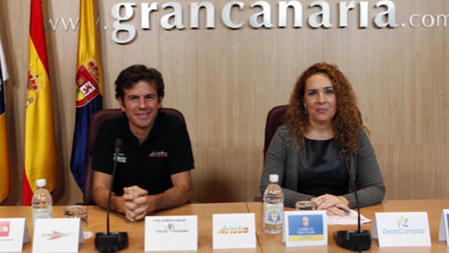 Fernando González, director de The North Face Transgrancanaria, y María del Mar Arévalo, consejera de Medio Ambiente.