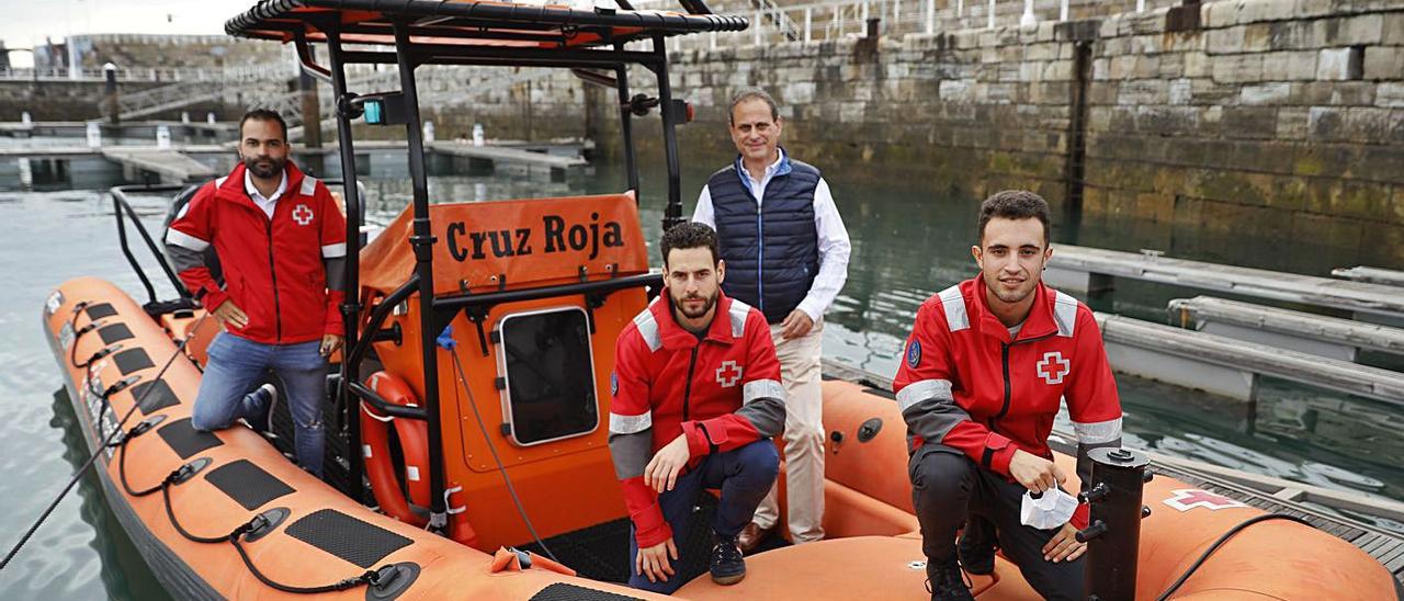 Por la izquierda, Borja Quintana, Asier Rodríguez, Constantino Vaquero y Daniel Cuervo, ayer, en la embarcación  “Lima Sierra Gijón”, atracada en el puerto deportivo, que utilizan en sus rescates. | Marcos León