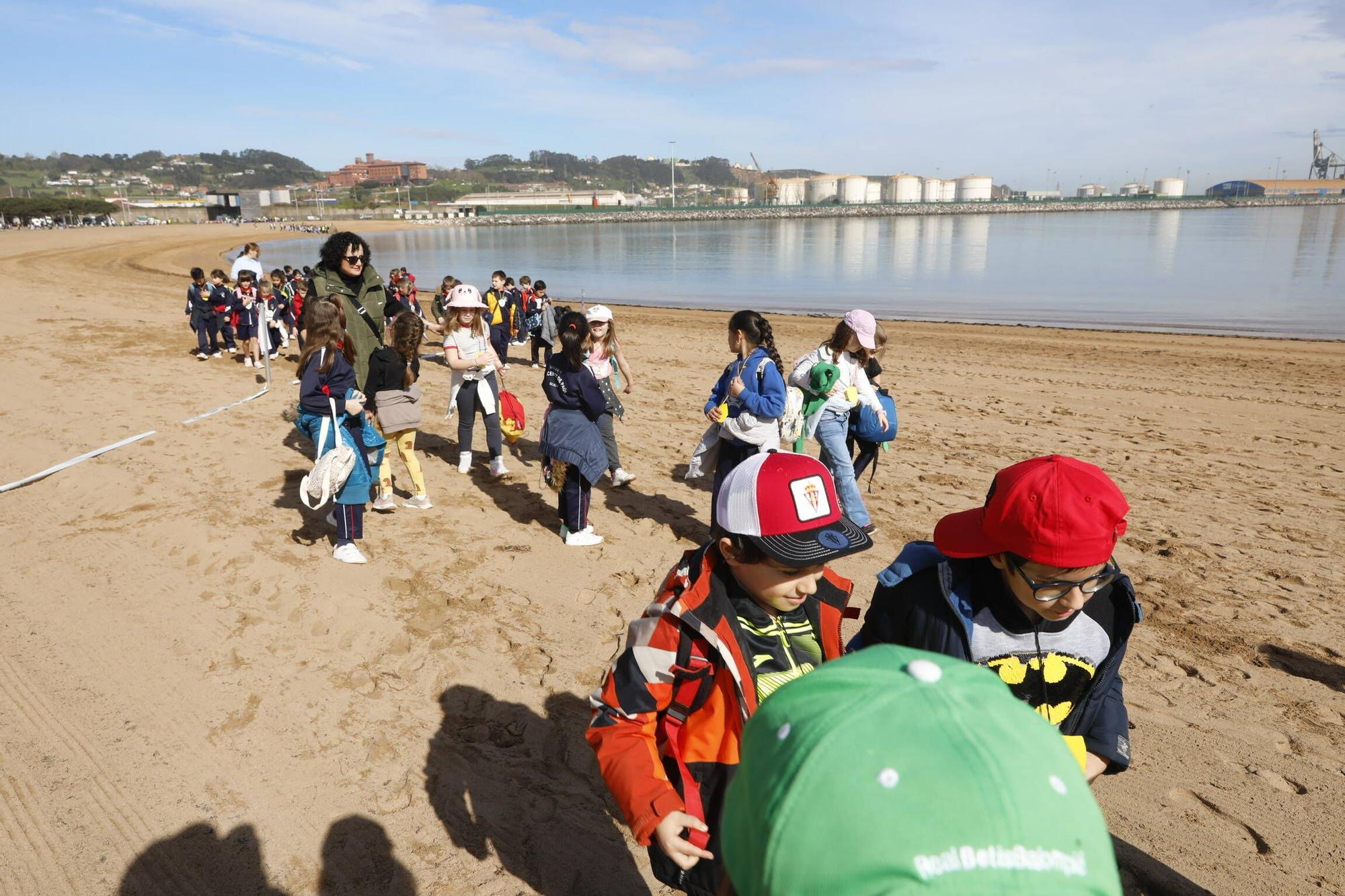 En imágenes: Así fue la actividad del proyecto "SwimSafe" en la playa del Arbeyal, en Gijón