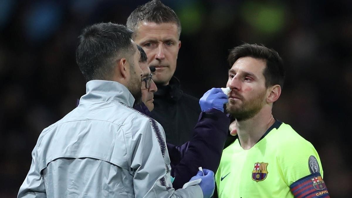 Messi, atendido por los servicios médicos del Barça.