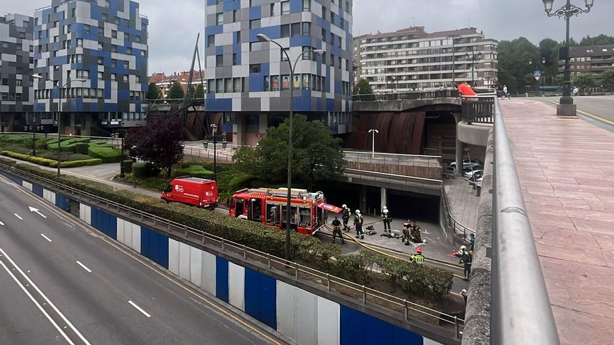 Alerta en el entorno de la estación de Renfe de Oviedo por un aparatoso incendio en los garajes de las torres de la Losa