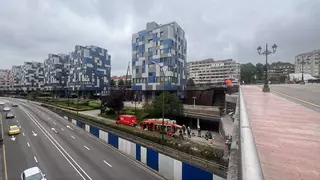 Alerta en el entorno de la estación de Renfe de Oviedo por un aparatoso incendio en los garajes de las torres de la Losa