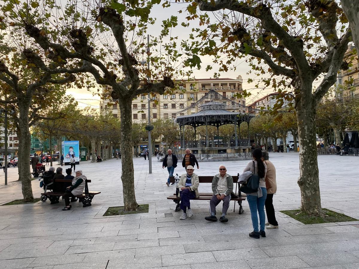 Varios jubilados pasan la tarde en una plaza del céntrico Paseo de Colón, frente a la comisaría de Policía Nacional.