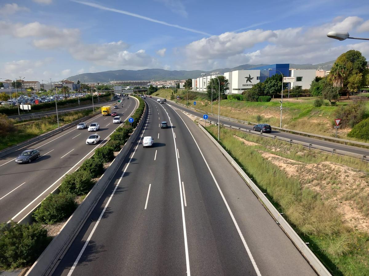Die Ringautobahn von Palma mit durchgezogener Linie auf Höhe der Einfahrt von der Valldemossa-Landstraße.