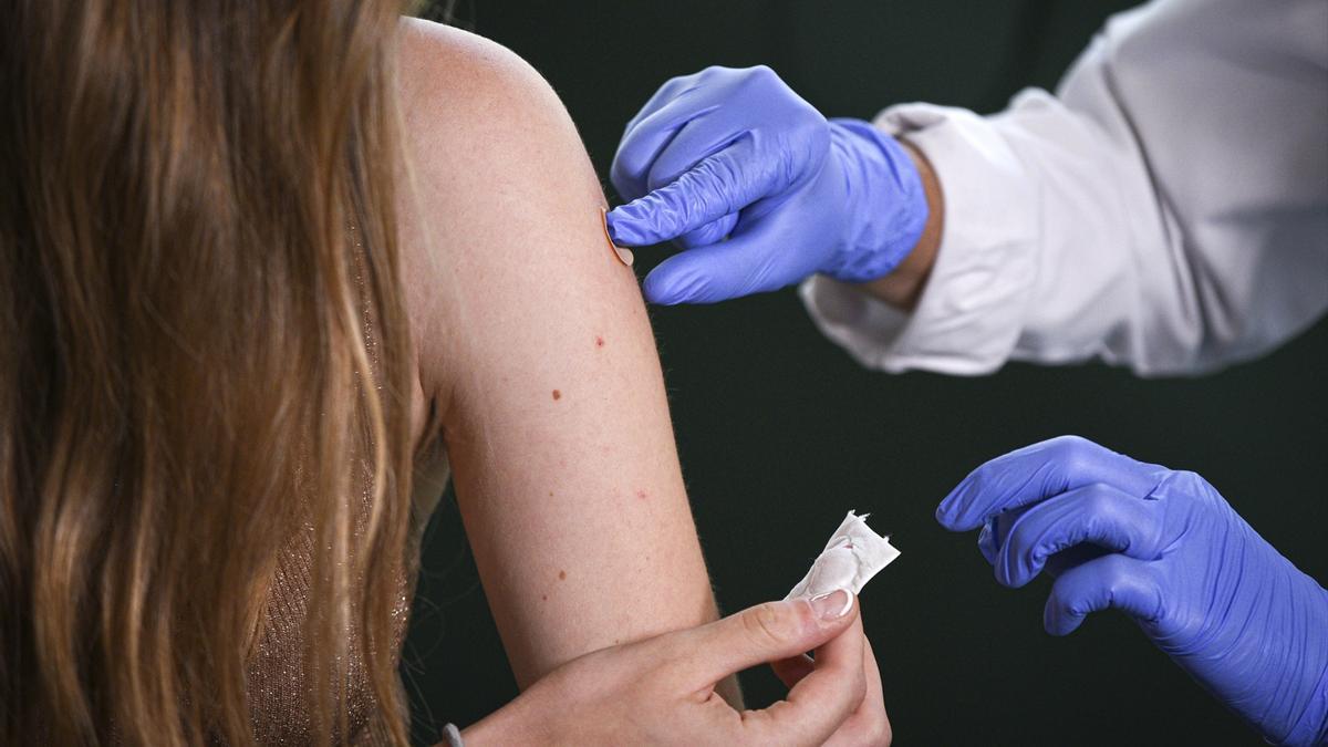 Una estudiante del próximo Erasmus recibe la vacuna contra el Covid-19 en el dispositivo puesto en marcha en la Facultad de Enfermería y Podología de la Universitat de Valencia, a 5 de julio de 2021