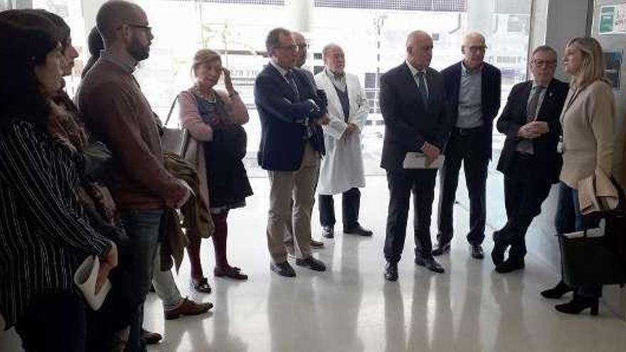 El consejero de Sanidad, segundo por la derecha, ayer en La Ería.