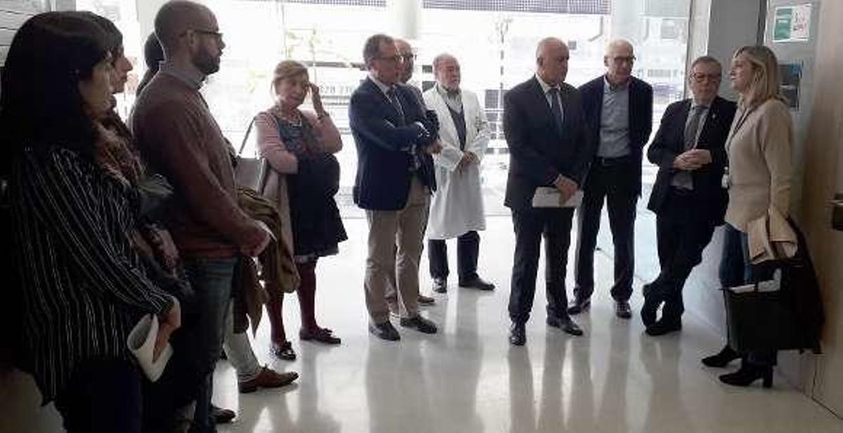 El consejero de Sanidad, segundo por la derecha, ayer en La Ería.