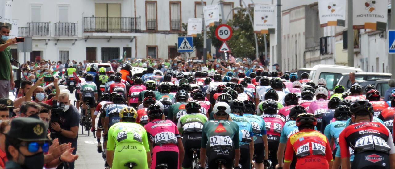 Paso de la Vuelta a España por Monesterio en 2021.