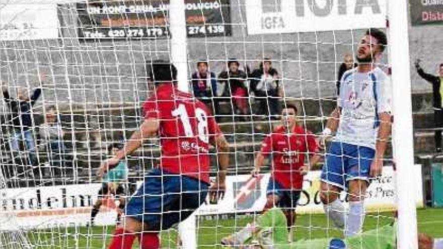 Sergio Álvarez i Marc Mas celebren, amb la pilota al fons de la xarxa, un dels dos gols de l&#039;equip olotí.