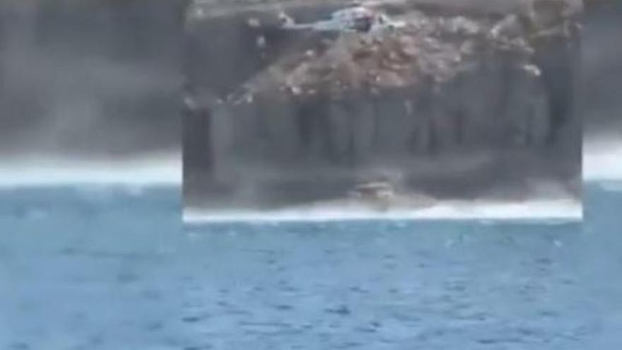 Rescatadores del helicóptero Helimer de Salvamento Marítimo proceden a izar al afectado.