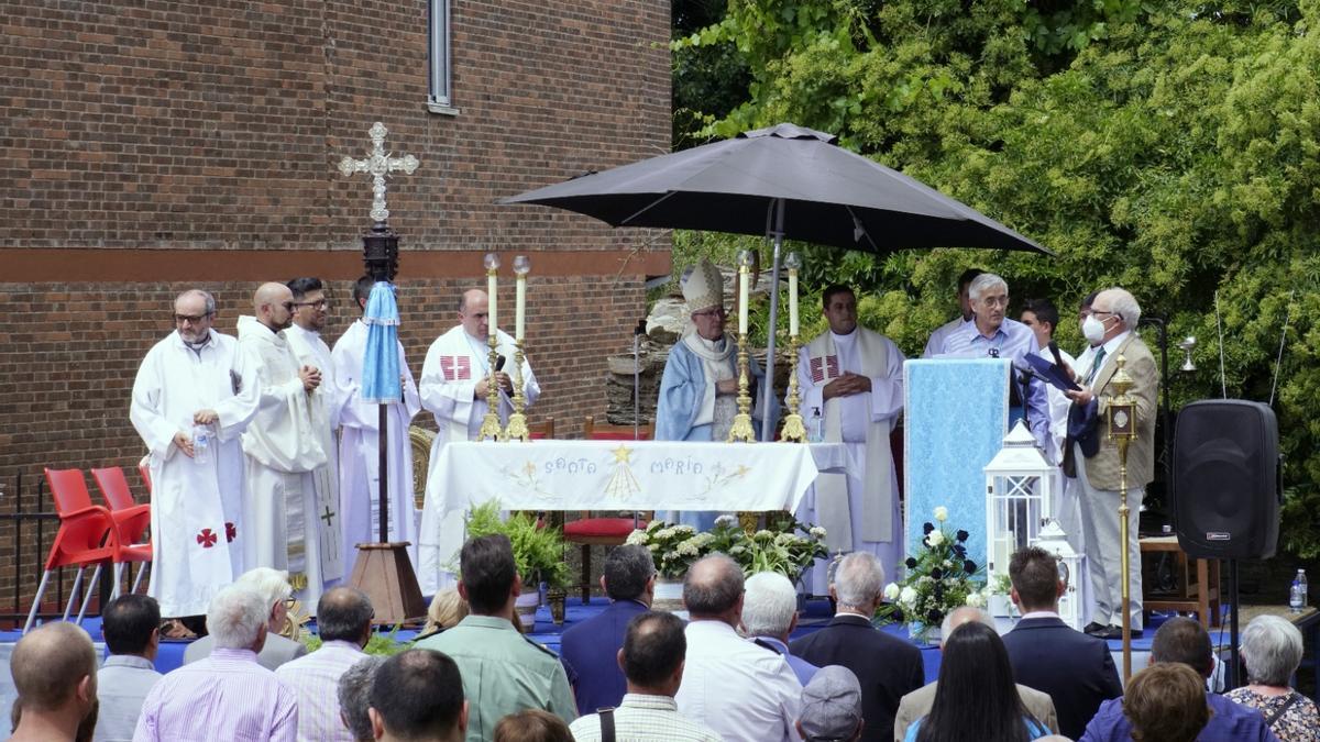 El obispo de Zamora, Fernando Valera, cooficia la misa al aire libre.