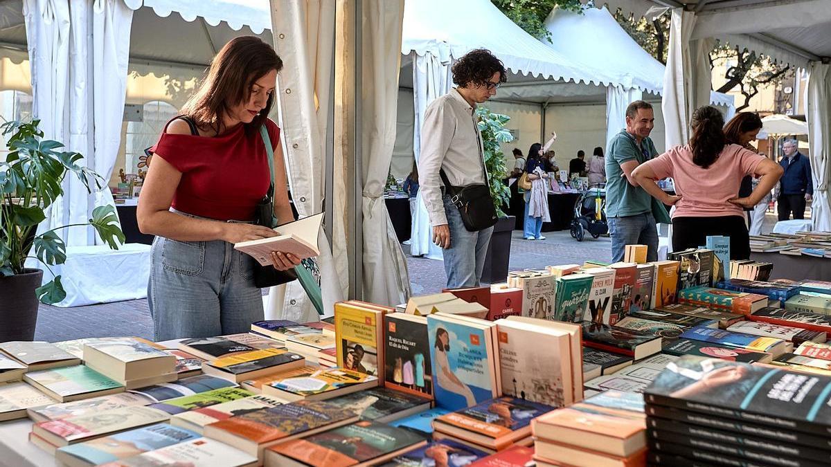 Uno de los expositores de la Plaça del Llibre.
