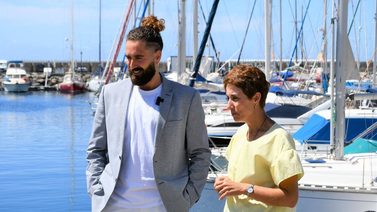 Raúl Ginés junto a la alcaldesa, Onalia Bueno