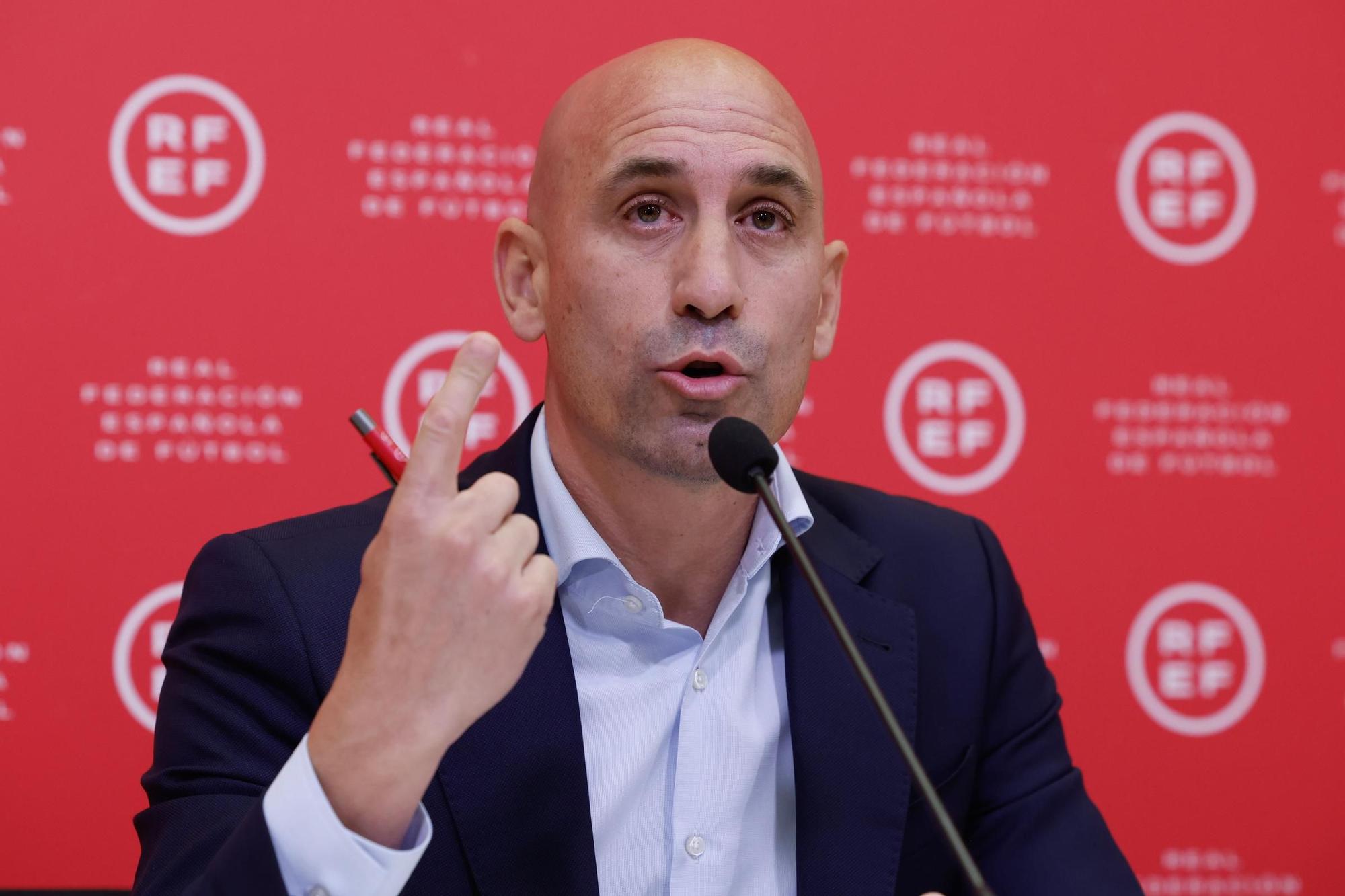 LAS ROZAS (MADRID), 22/05/2023.- El presidente de la Federación Española de Fútbol, Luis Rubiales durante una rueda de prensa tras el acto institucional de recepción del trofeo del Mundial femenino 2023, que se disputará en Australia y Nueva Zelanda entre el 20 de julio y el 20 de agosto, este lunes en la Ciudad del Fútbol de Las Rozas (Madrid). EFE/JJ Guillén