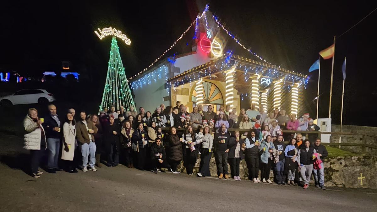 Vecinos de Llantones, tras el encendido navideño.