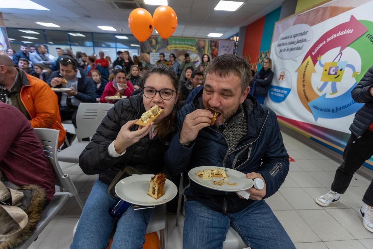 Asistentes probando uno de los aperitivos cocinados en el evento