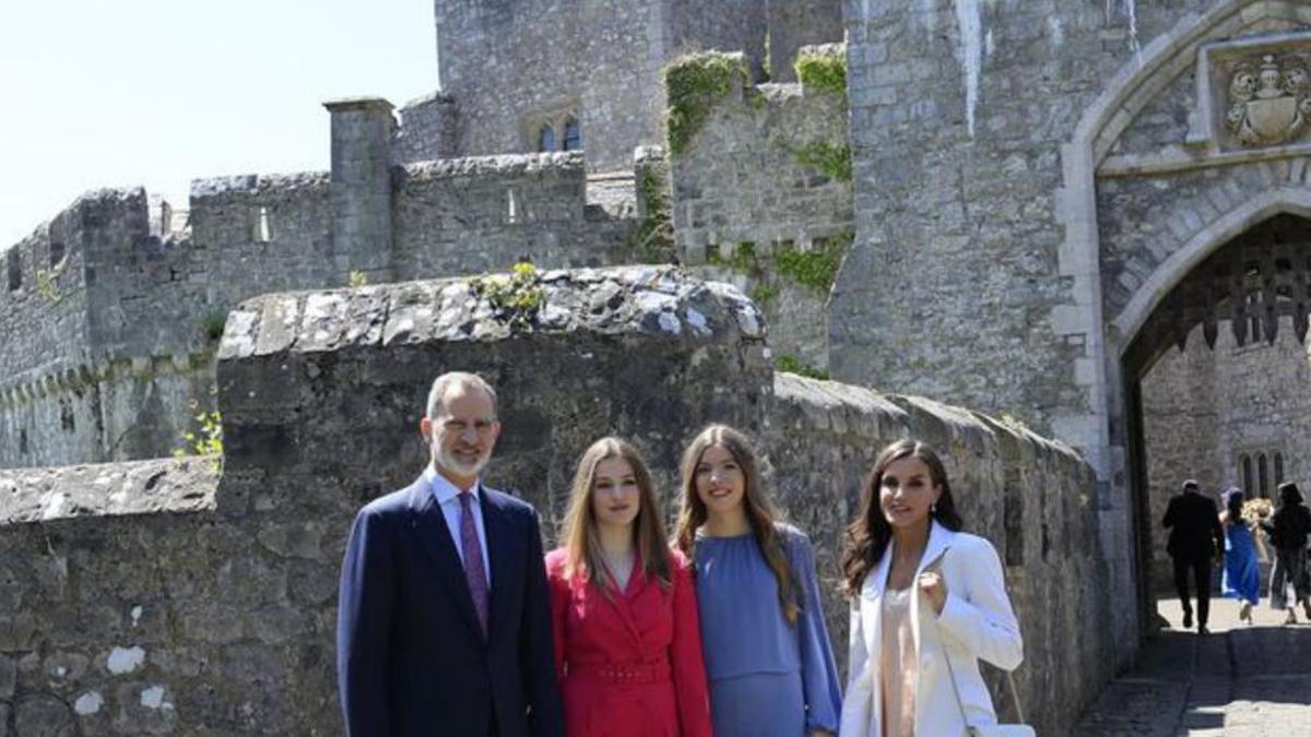 Los Reyes y sus hijas, en la graduación en Gales de la Princesa Leonor, el pasado mes de mayo.