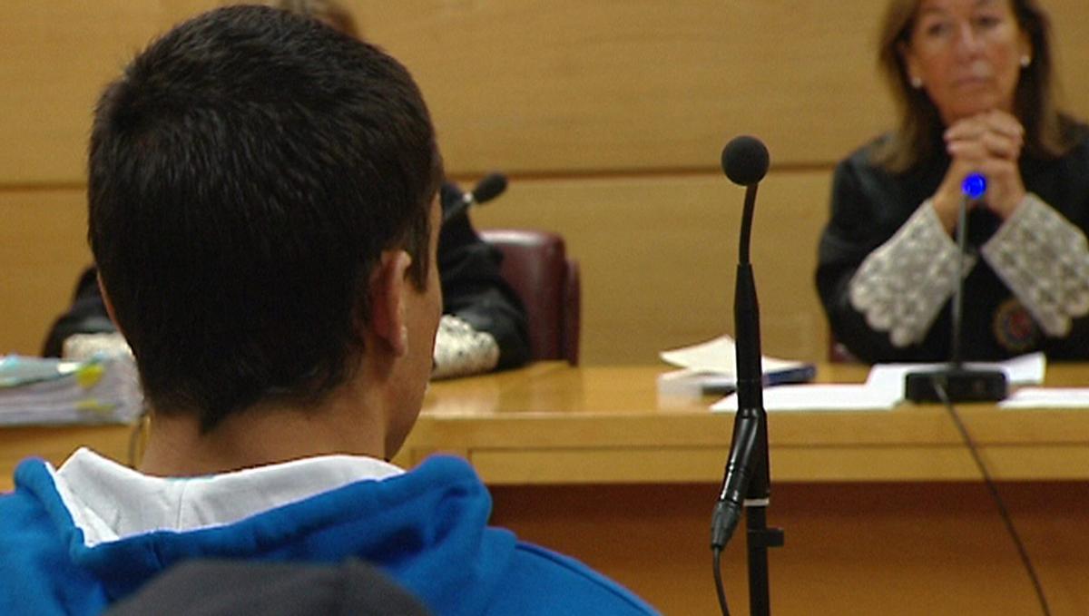 Eduardo Vigo, de espaldas, durante el juicio en el que fue condenado en la Audiencia Nacional