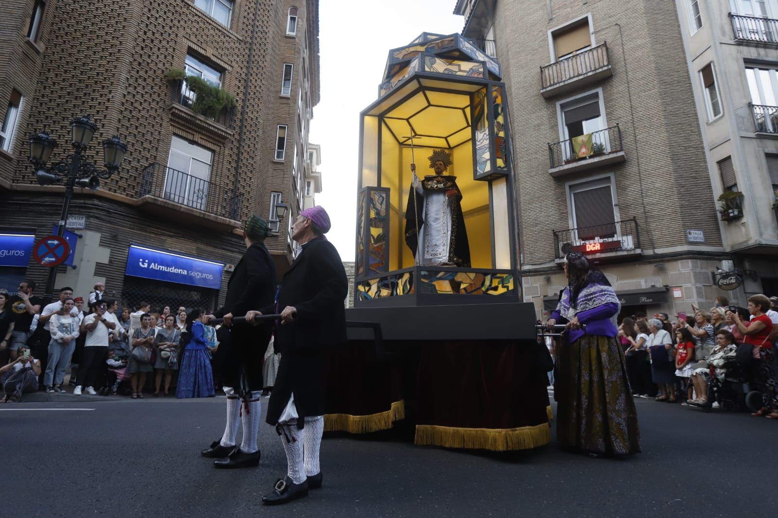El Rosario de Cristal deslumbra en las calles de Zaragoza