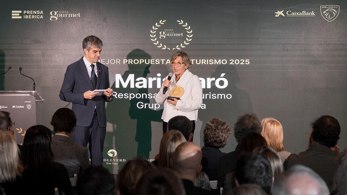 Maria Barò, responsable de Enoturismo de Grup Peralada, recoge el premio a la Mejor Propuesta Enoturística 2025.