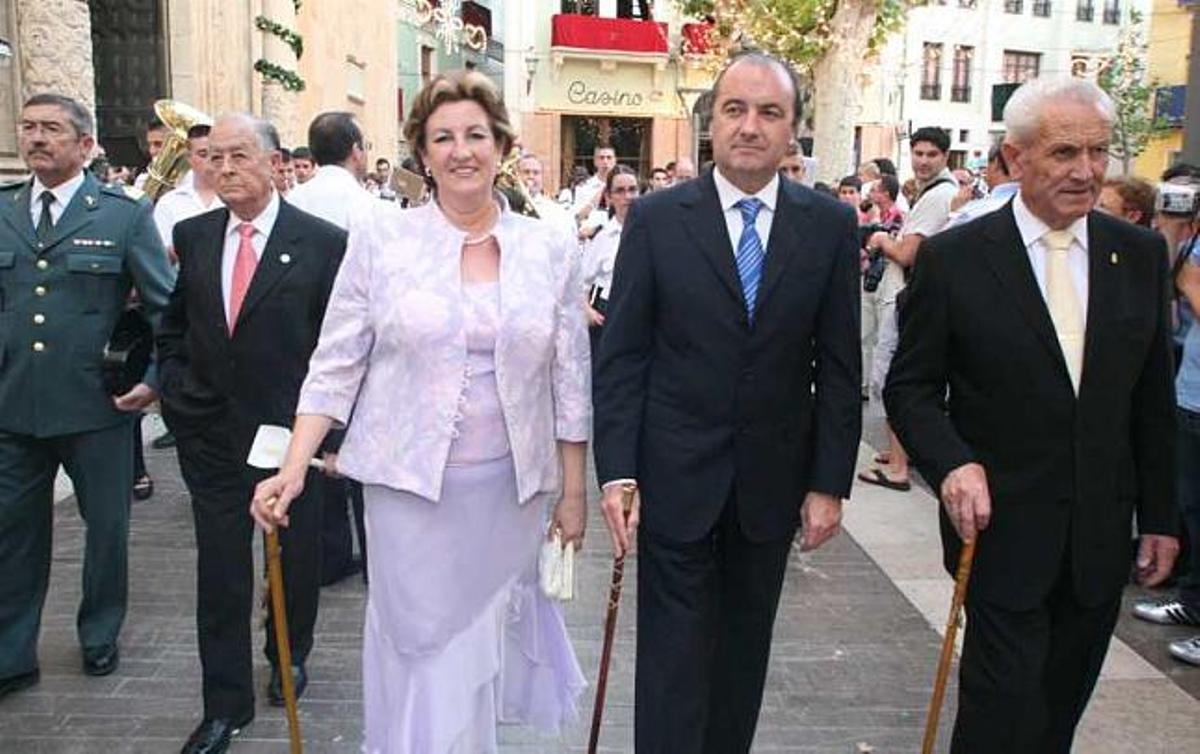 Miles de aspenses arropan a la Virgen de las Nieves durante la Salve