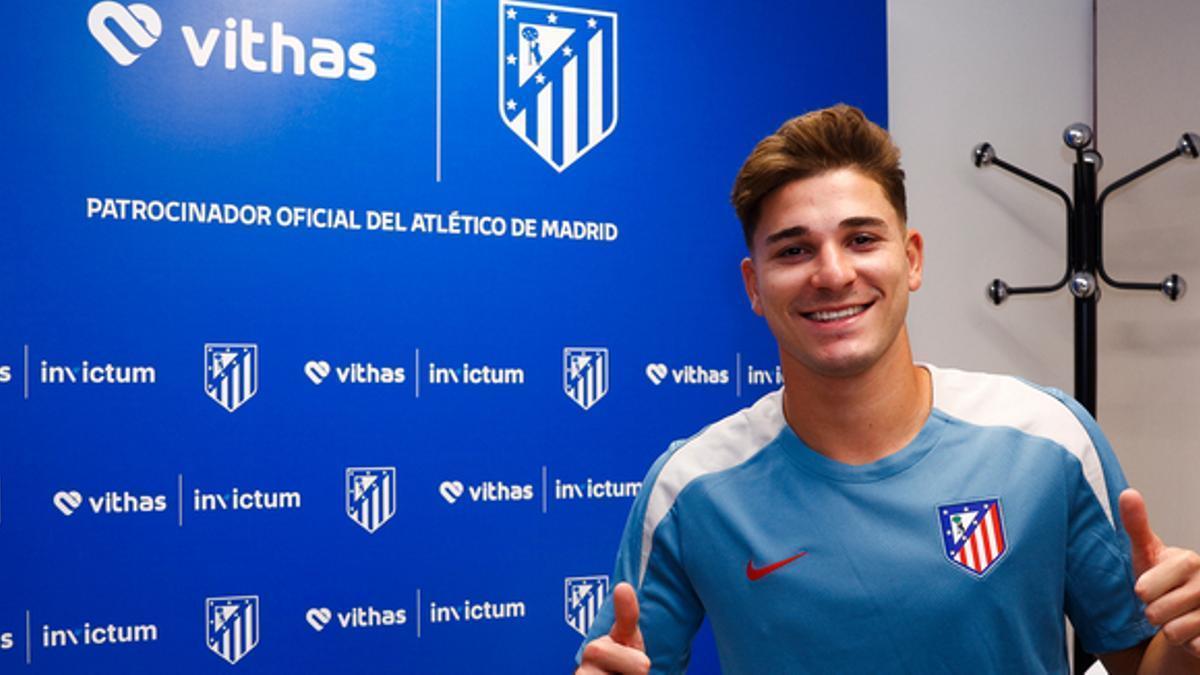 Julián Álvarez pasando la revisión médica con el Atlético de Madrid.