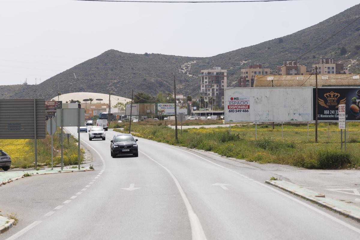 Coches circulando este martes por el tramo de la carretera T-332 en Cartagena en el que se van a duplicar los carriles