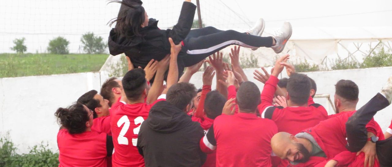 Bea Galán es manteada por sus jugadores y miembros del cuerpo técnico tras confirmar el primer puesto en el grupo 5 de Segunda Extremeña.